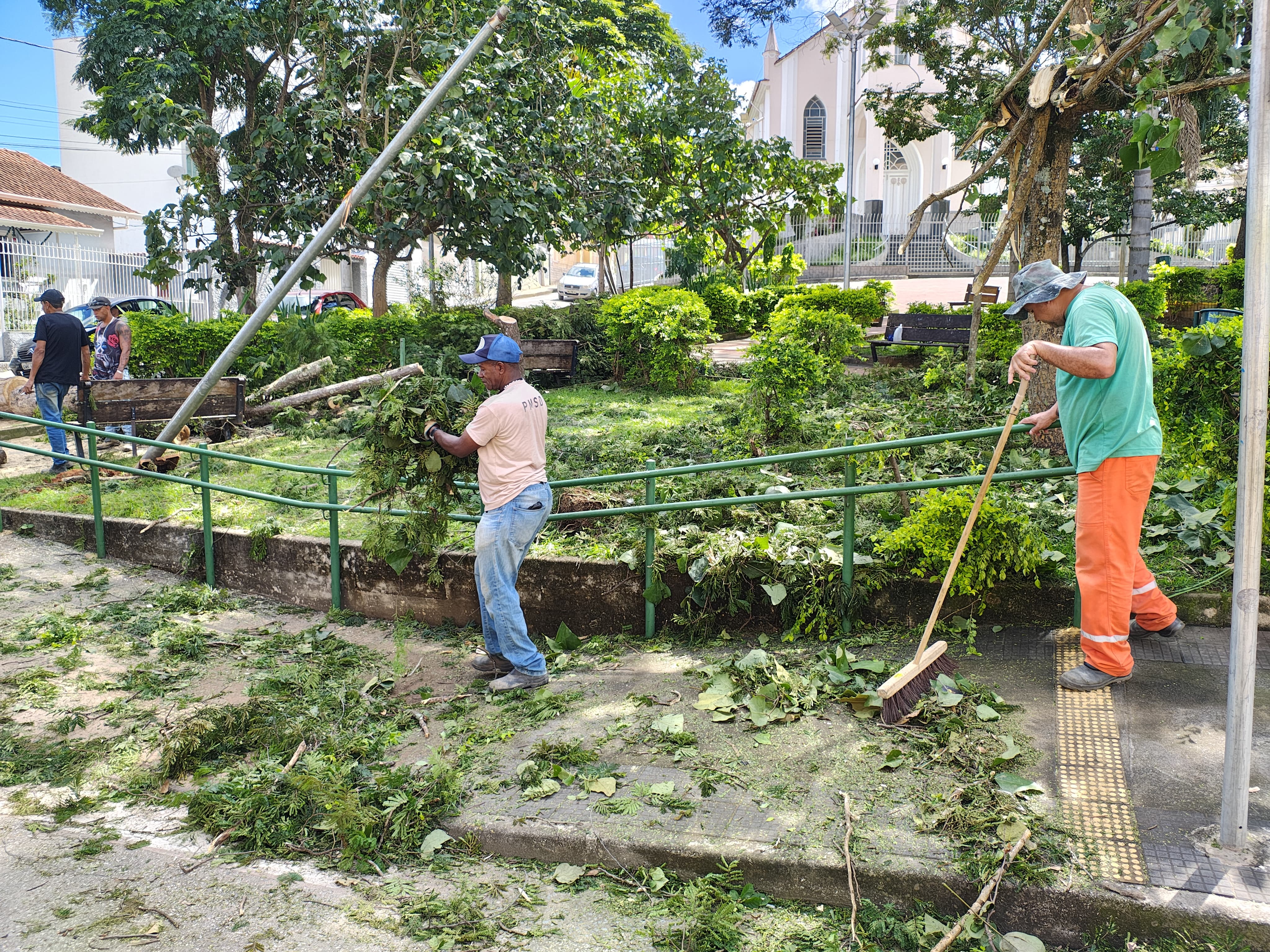 Defesa Civil trabalha na limpeza e desobstrução das vias após temporal atingir Santos Dumont